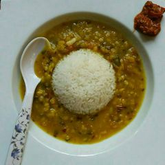 A picture of Daal and Rice.