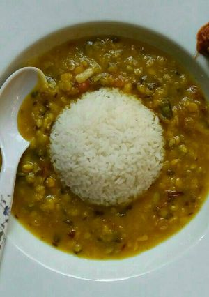 A picture of Daal and Rice.
