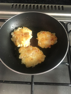 Una foto de Tortitas de papa con jamón y queso panela