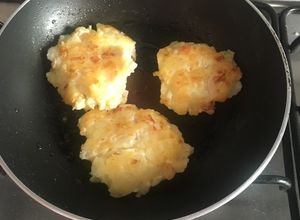 Una foto de Tortitas de papa con jamón y queso panela