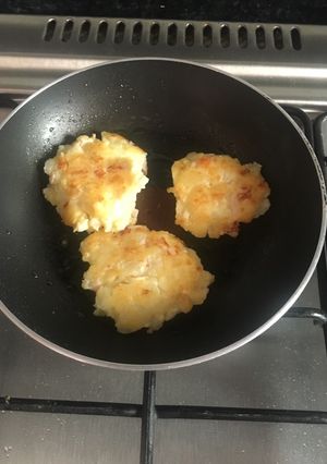 Una foto de Tortitas de papa con jamón y queso panela