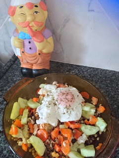 Una foto de Ensalada con huevo "frito" sin aceite 😱