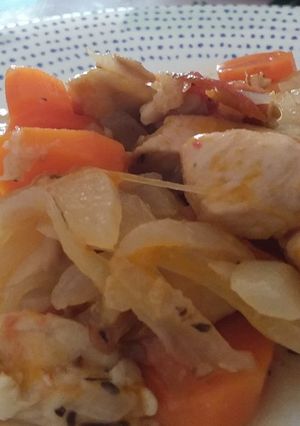 Una foto de 🐔Pollo en escabeche🧅🥕🥂