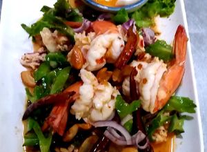รูปของ ยำถั่วพูกุ้งสดไข่ต้มยางมะตูม