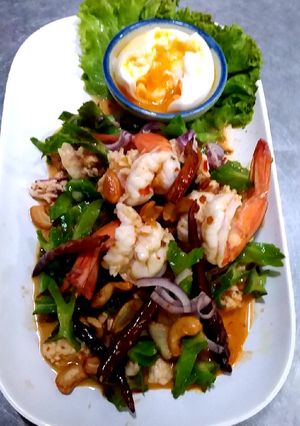 รูปของ ยำถั่วพูกุ้งสดไข่ต้มยางมะตูม