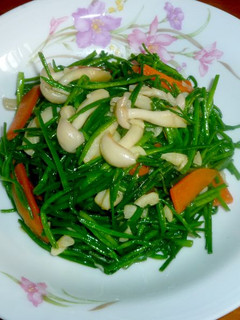 [好菇多多]蒜香水蓮炒菇 的食譜成品照片