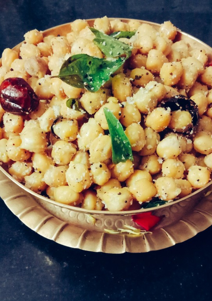 வெள்ளை கொண்ட கடலை சுண்டல். செய்முறை முக்கிய புகைப்படம்
