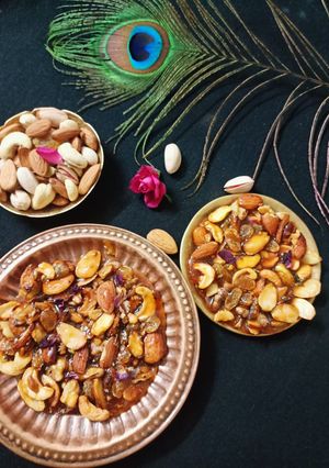ड्राई फूट्स चिक्की(dry fruits chikki recipe in hindi) रेसिपी मुख्य फोटो