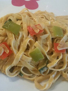 Una foto de Tallarines con salsa de pimientos