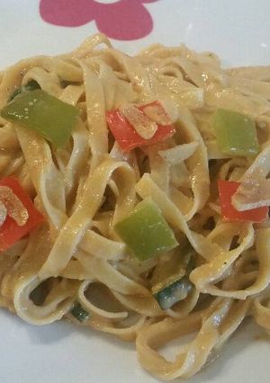 Una foto de Tallarines con salsa de pimientos 