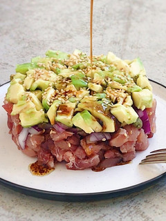 Una foto de Tartar de atún rojo fresco y aguacate