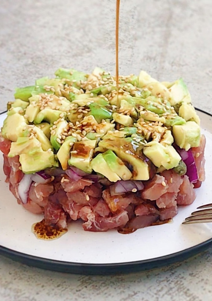 Una foto de Tartar de atún rojo fresco y aguacate
