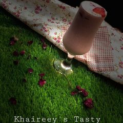A picture of White chocolate strawberry shake.