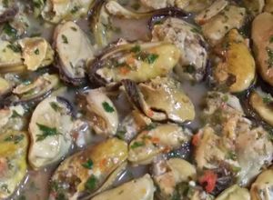 Una foto de Cholgas frescas(mejillones) olor a mar invade la casa..