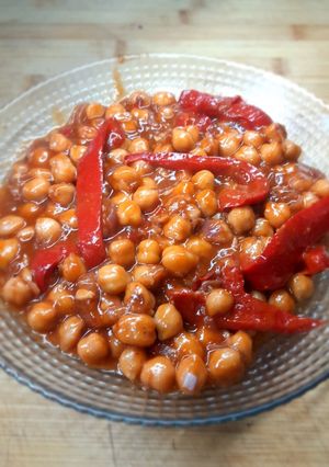 Una foto de Salteado de garbanzos con pimiento rojo