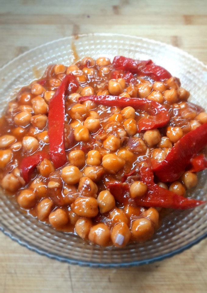 Una foto de Salteado de garbanzos con pimiento rojo