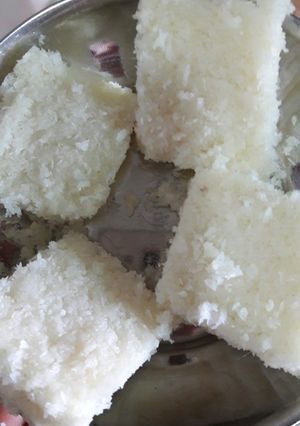 नारियल की बर्फी (nariyal ki barfi recipe in Hindi) रेसिपी मुख्य फोटो