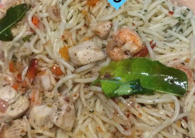 Bagaimana Menyiapkan Shrimp and chicken Spagetthi Aglio Olio + sambal matah yang Menggugah Selera