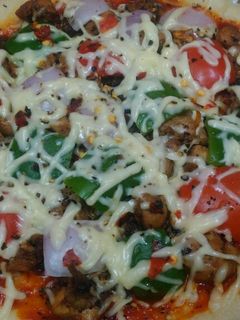 নো ইষ্ট চিকেন পিজ্জা(No yeast chicken pizza recipe in Bengali) রেসিপির প্রধান ছবি