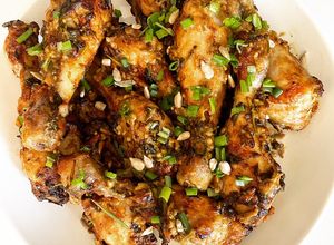 Una foto de Pollo con mostaza, semillas de girasol y cilantro - en freidora de aire