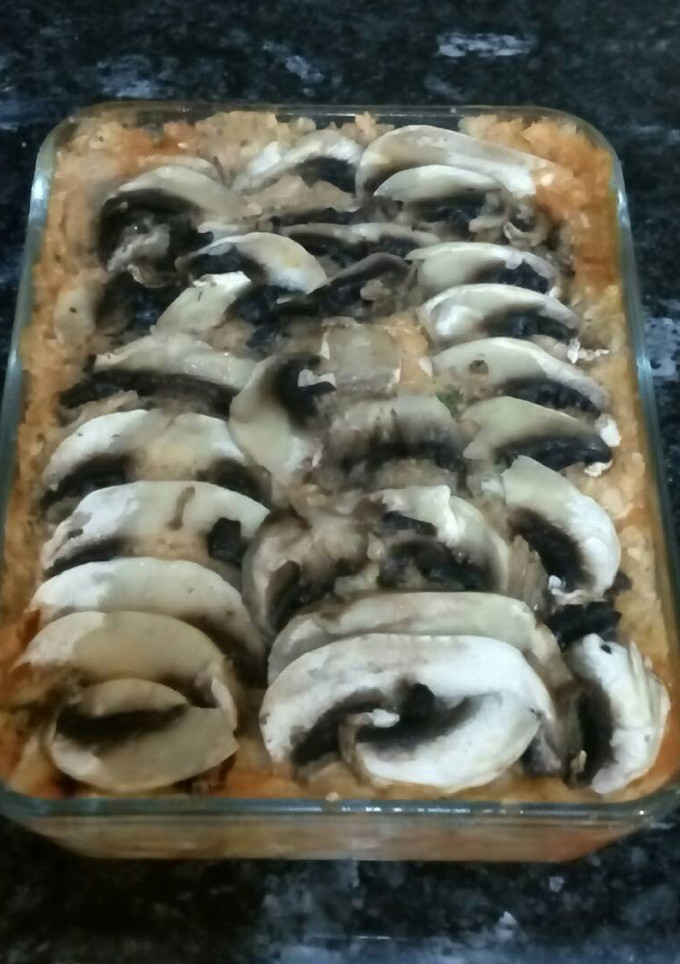 Una foto de Pastel de patata con dorada y champiñones