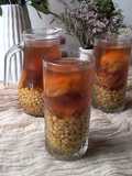 Mote con huesillos con chancaca y caramelo