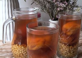 Mote con huesillos con chancaca y caramelo