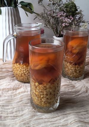 Una foto de Mote con huesillos con chancaca y caramelo