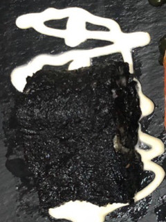 Una foto de Bacalao al carbón con alioli