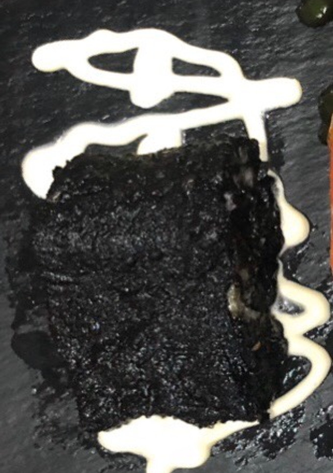 Una foto de Bacalao al carbón con alioli