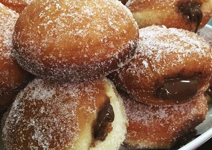 Donuts fillled with Nutella (aka Bomboloni)