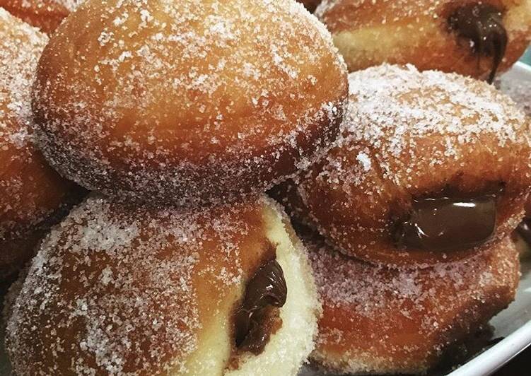 Donuts fillled with Nutella (aka Bomboloni)