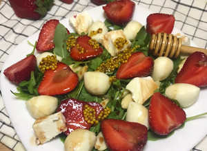 Фото Салат з полуницею і руколою🍓.