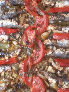Una foto de Sardinas al horno con verduras