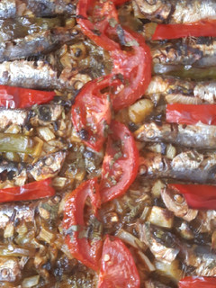 Una foto de Sardinas al horno con verduras