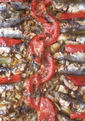 Una foto de Sardinas al horno con verduras