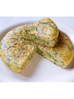 Una foto de Tortilla de patatas con calabacín y cebolla