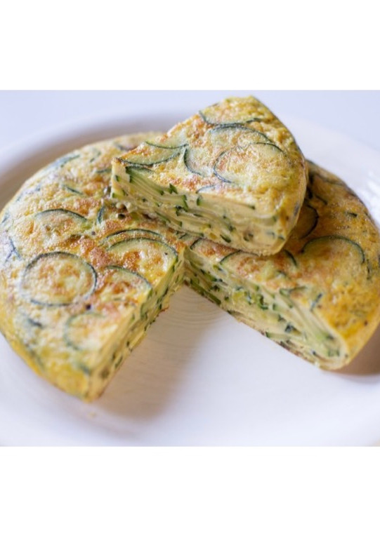 Una foto de Tortilla de patatas con calabacín y cebolla