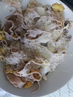 Una foto de Pasta de setas con champiñones y huevo