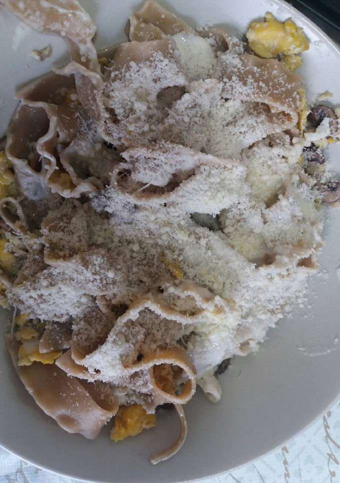 Una foto de Pasta de setas con champiñones y huevo