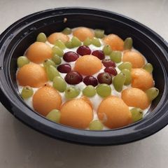 A picture of Muskmelon and grapes raita.