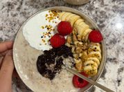 Una foto de desayuno de requesón saludable