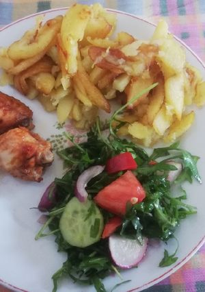 Pikáns csirkeszárnyak szalmakrumplival és rukkola salátával recept fotója