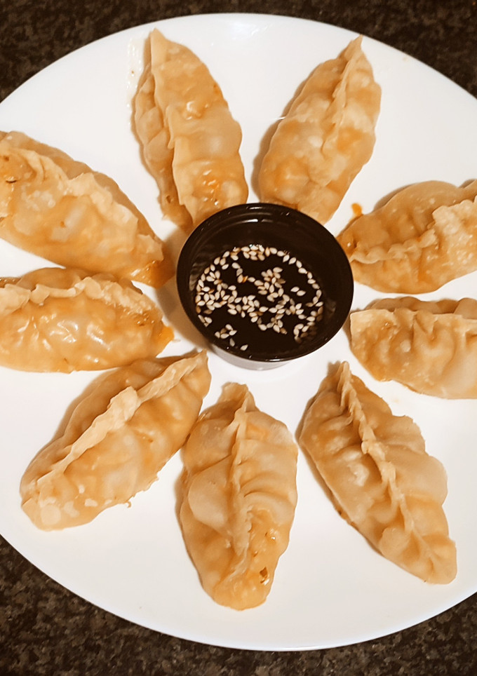 Una foto de Gyozas de pollo y verduras marinadas con teriyaky
