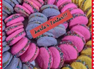 Una foto de Alfajores de colores