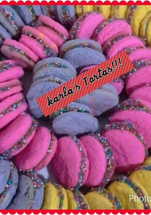 Una foto de Alfajores de colores