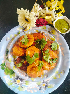 A picture of Mix Daal Vada 😋😋😋💛.