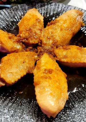 A picture of Garlic Honey Soy Sauce Pan-Fried Chicken Wings.