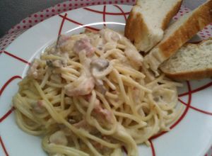 Una foto de Espagueti a la crema con tocino y champiñones