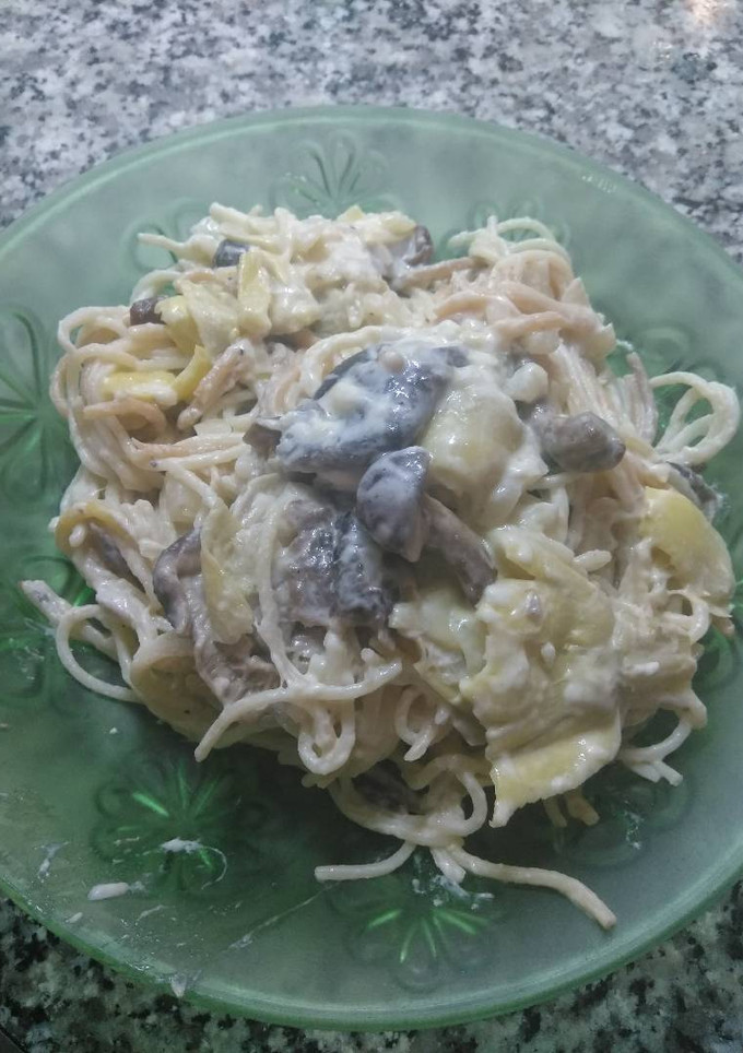 Una foto de Espaguetis cremosos con setas y alcachofas